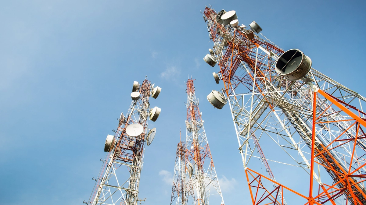 Torres de telecomunicaciones con sus antenas contra el cielo