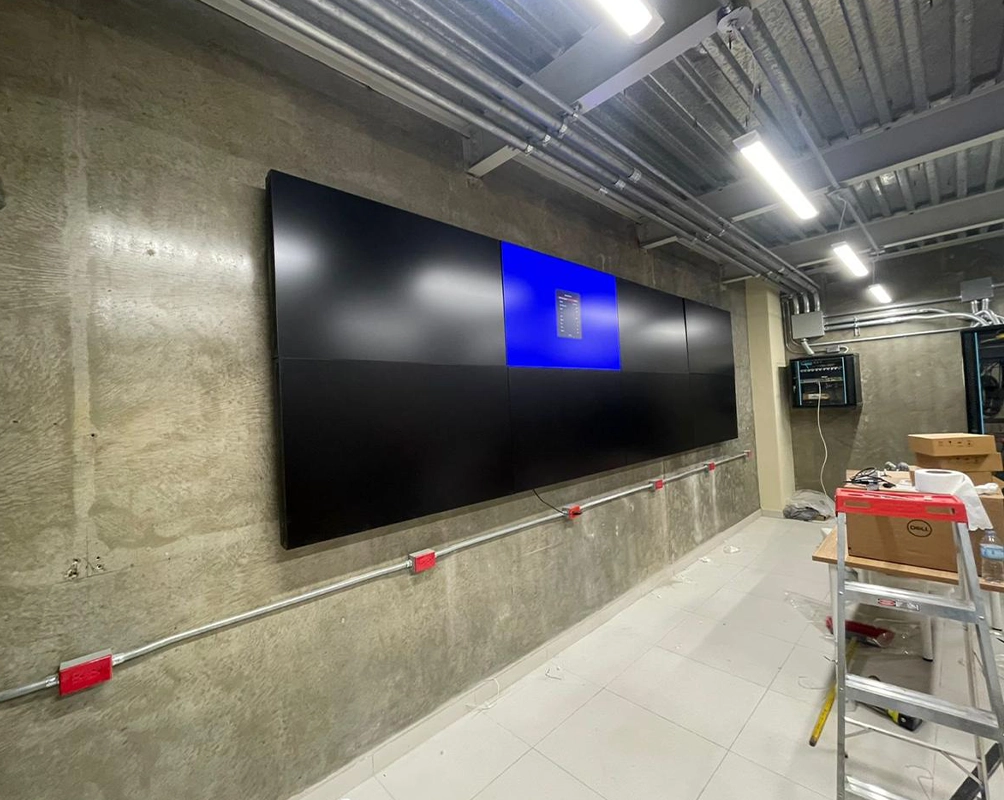 El videowall ya montado sobre el muro, con uno de los paneles encendido durante la puesta en marcha